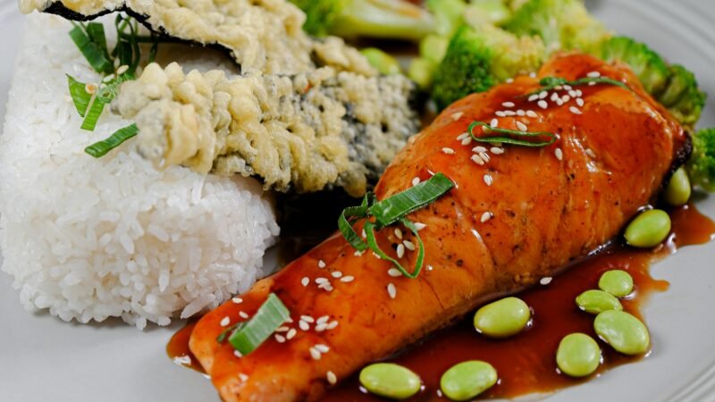 Salmão ao Molho de Maracujá com Arroz de Coco: Receita Tropical para Surpreender o Paladar